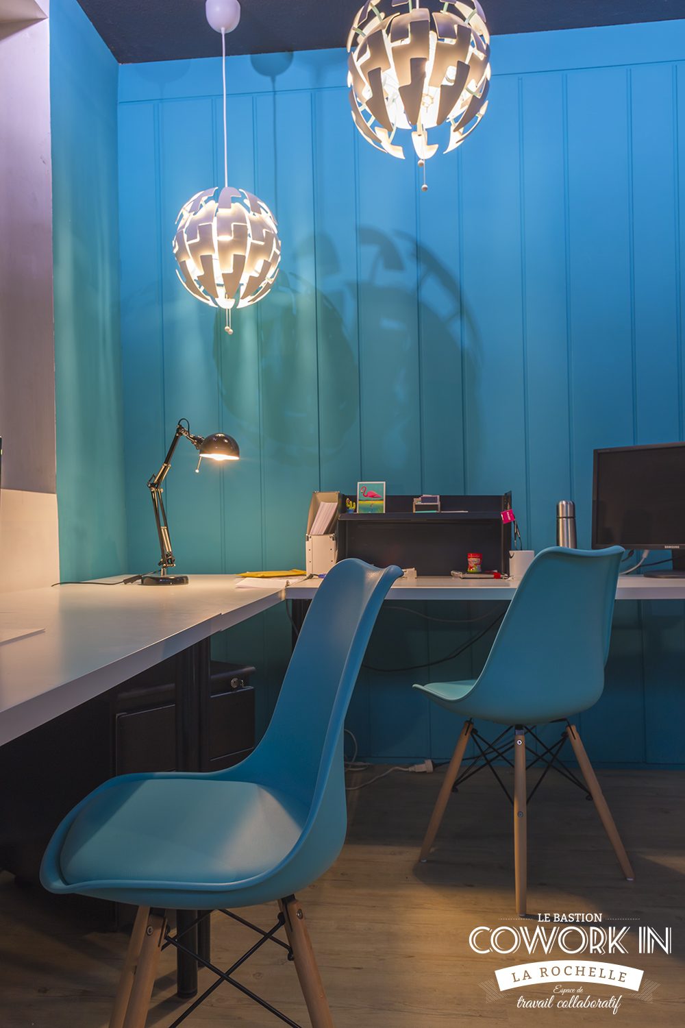 Bureau lumineux du Bastion, ambiance bleue et postes de travail