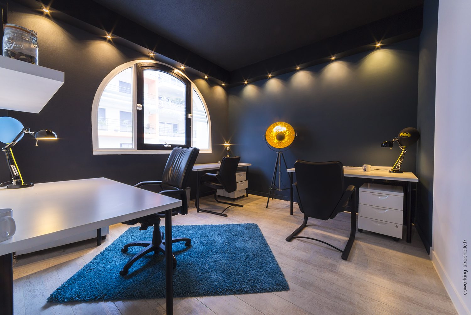 Bureau privatif équipé avec tapis et lampe design