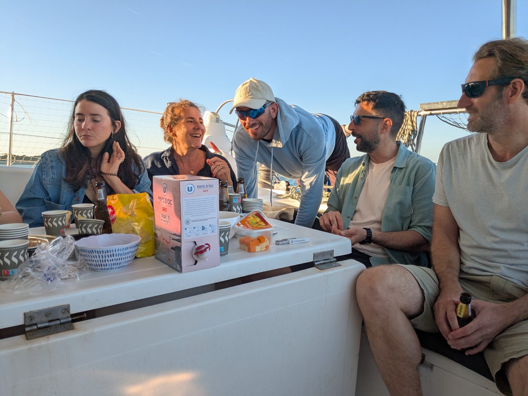 Les coworkers du Bastion lors d'un afterwork en mer