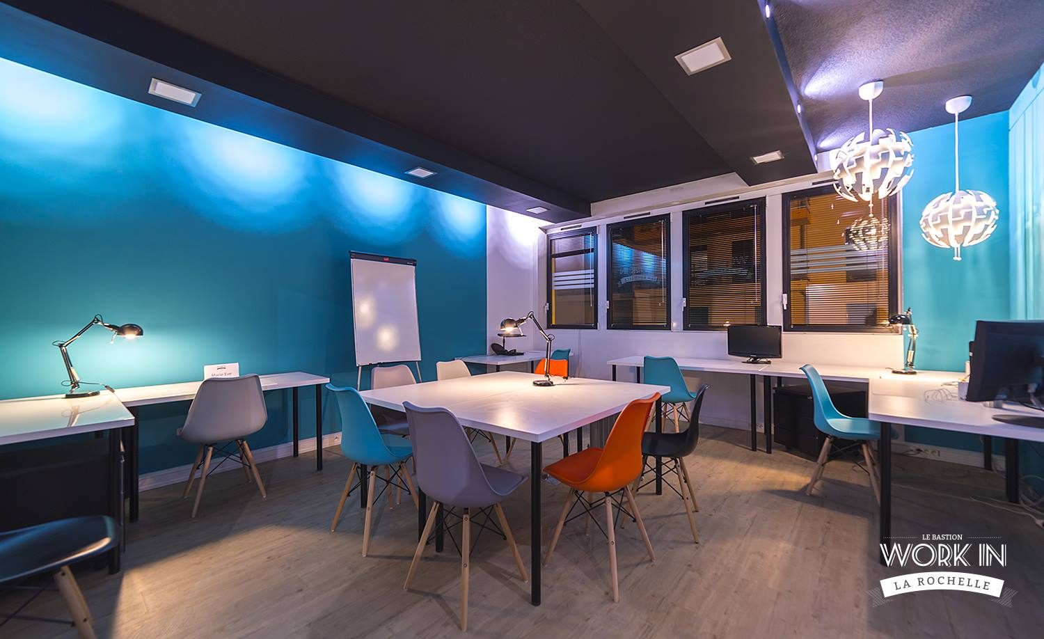 Espace de travail aux tons bleus du coworking Le Bastion à La Rochelle